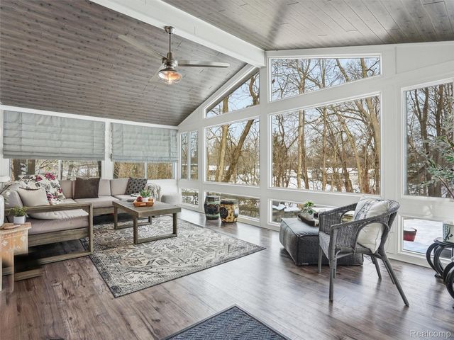 1063 Avon Circle E, Rochester Hills, MI 48309