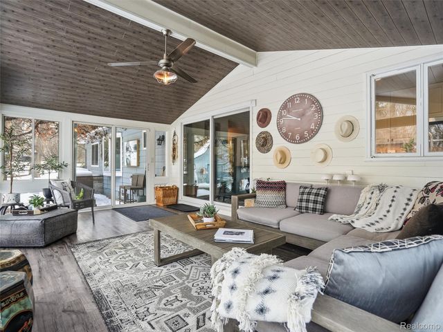 1063 Avon Circle E, Rochester Hills, MI 48309