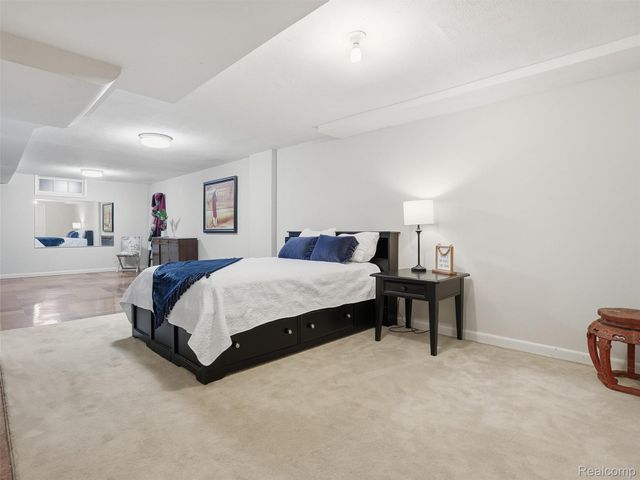 1063 Avon Circle E, Rochester Hills, MI 48309