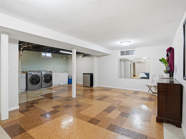 1063 Avon Circle E, Rochester Hills, MI 48309