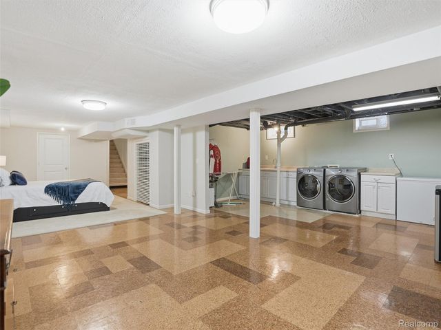 1063 Avon Circle E, Rochester Hills, MI 48309