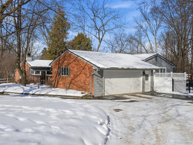 1063 Avon Circle E, Rochester Hills, MI 48309