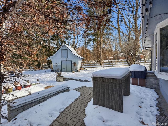 1063 Avon Circle E, Rochester Hills, MI 48309