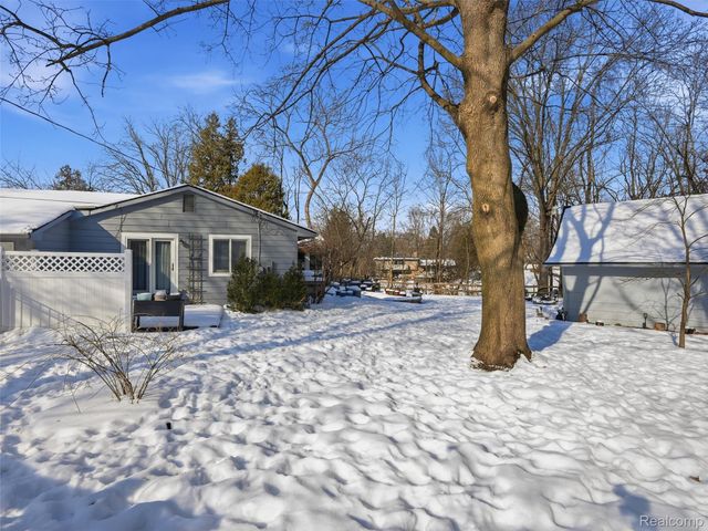 1063 Avon Circle E, Rochester Hills, MI 48309