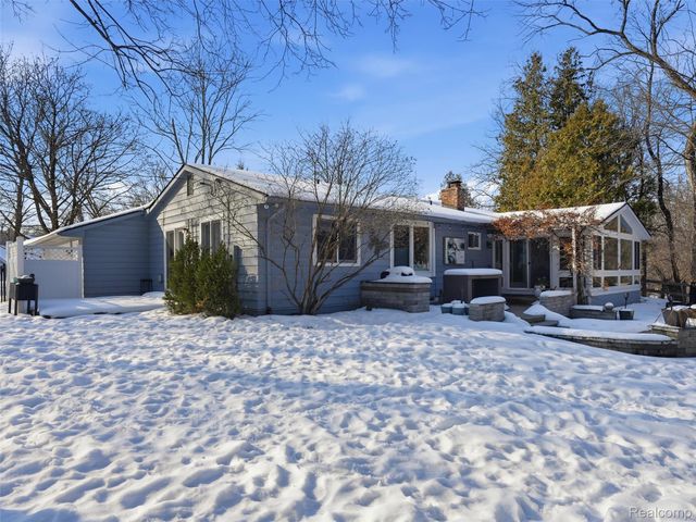 1063 Avon Circle E, Rochester Hills, MI 48309