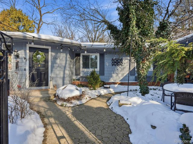 1063 Avon Circle E, Rochester Hills, MI 48309