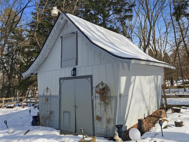 1063 Avon Circle E, Rochester Hills, MI 48309