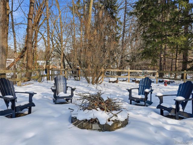 1063 Avon Circle E, Rochester Hills, MI 48309