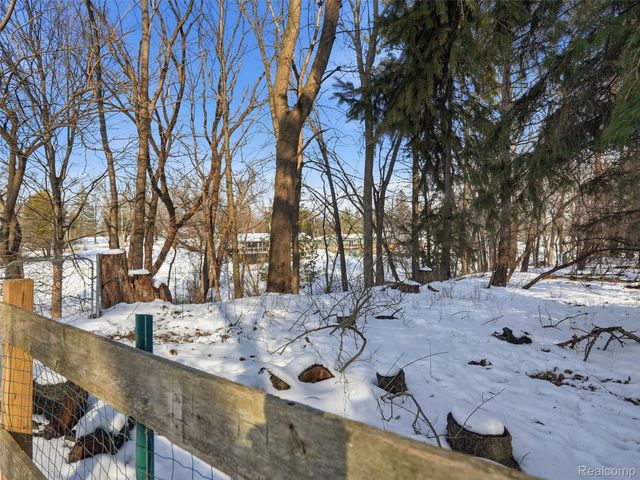 1063 Avon Circle E, Rochester Hills, MI 48309