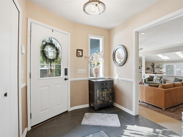 1063 Avon Circle E, Rochester Hills, MI 48309