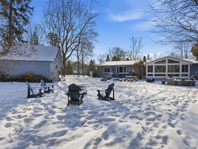 1063 Avon Circle E, Rochester Hills, MI 48309