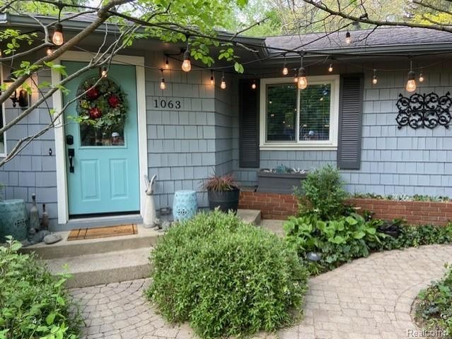 1063 Avon Circle E, Rochester Hills, MI 48309