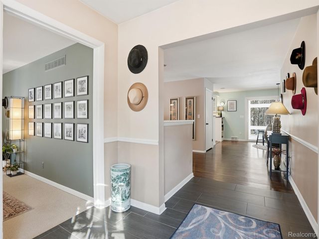 1063 Avon Circle E, Rochester Hills, MI 48309