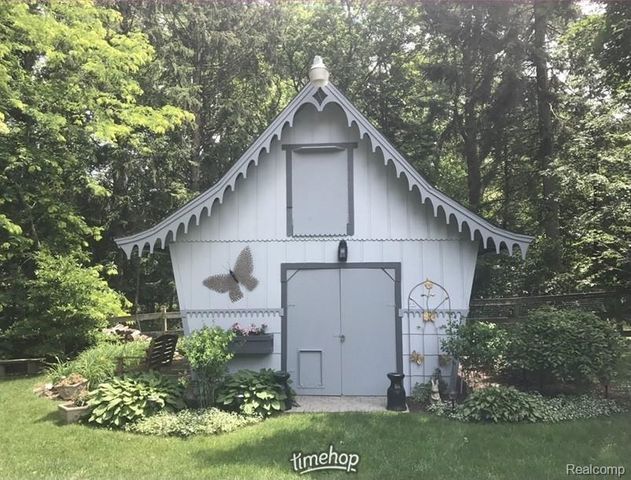 1063 Avon Circle E, Rochester Hills, MI 48309