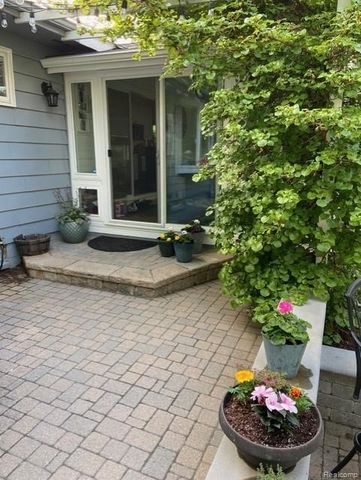 1063 Avon Circle E, Rochester Hills, MI 48309