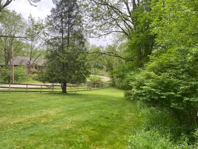 1063 Avon Circle E, Rochester Hills, MI 48309