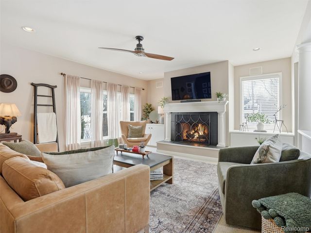 1063 Avon Circle E, Rochester Hills, MI 48309