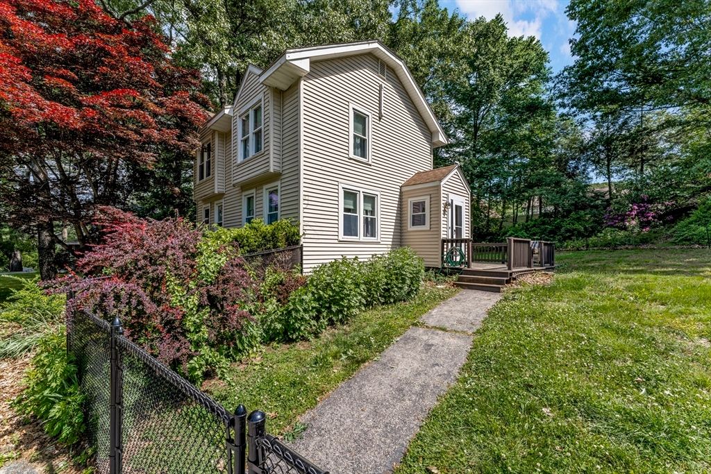 11 Scenic Ave, Webster, MA 01570