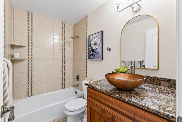 205 Barry Avenue S 306, Wayzata, MN 55391