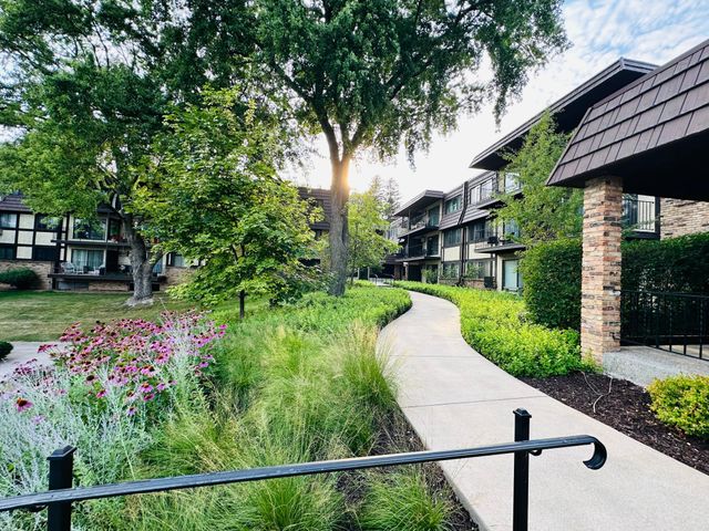 205 Barry Avenue S 306, Wayzata, MN 55391
