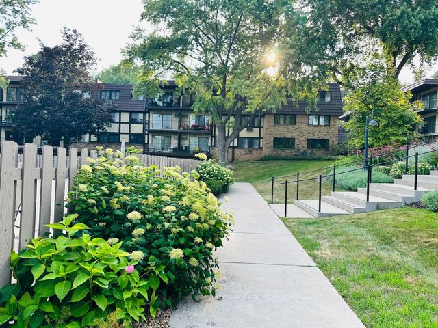 205 Barry Avenue S 306, Wayzata, MN 55391
