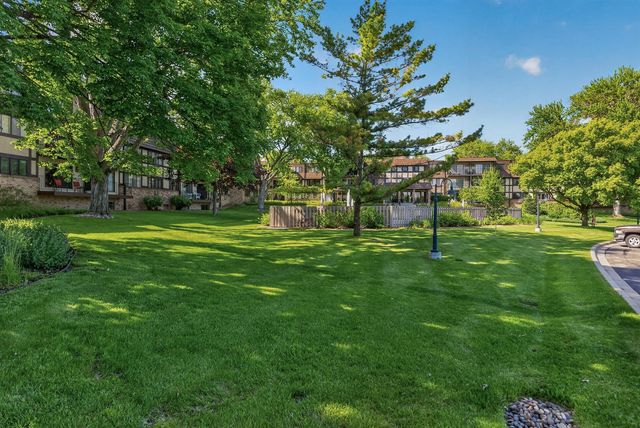 205 Barry Avenue S 306, Wayzata, MN 55391