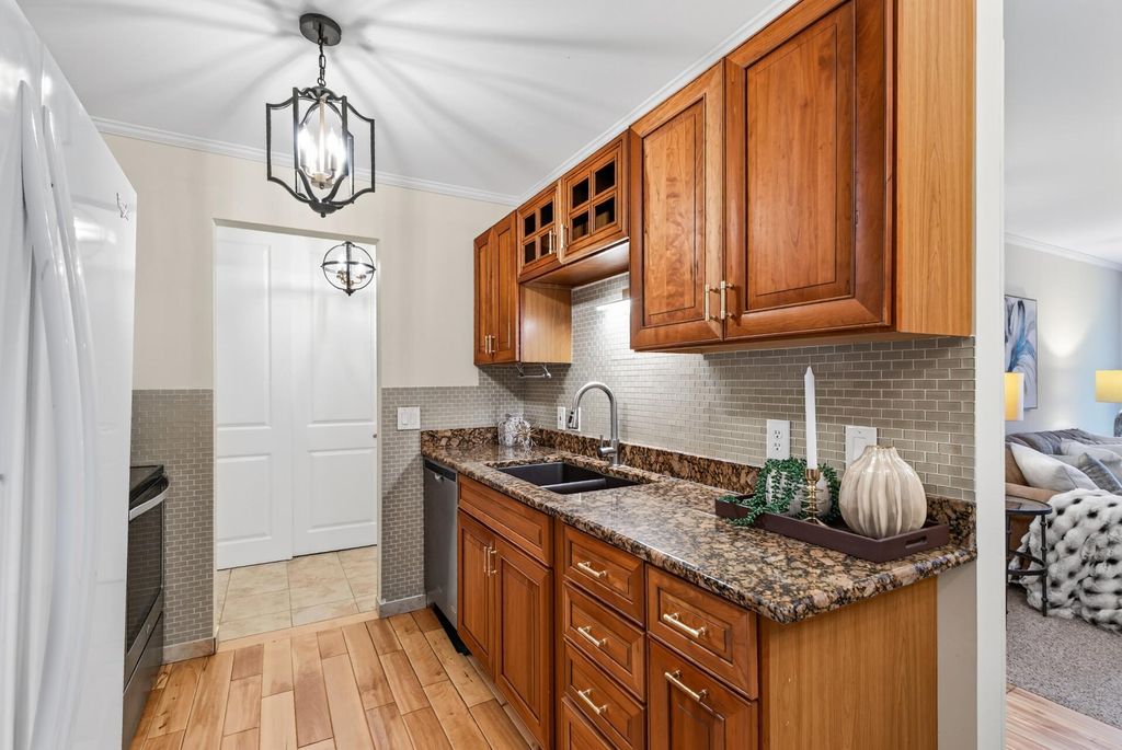 205 Barry Avenue S 306, Wayzata, MN 55391 — photo 5