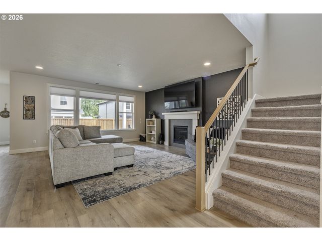 1004 Ne 17TH Ave, Canby, OR 97013