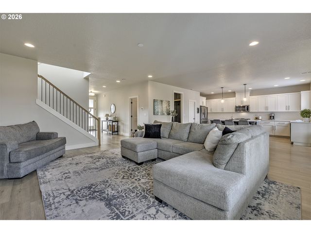 1004 Ne 17TH Ave, Canby, OR 97013