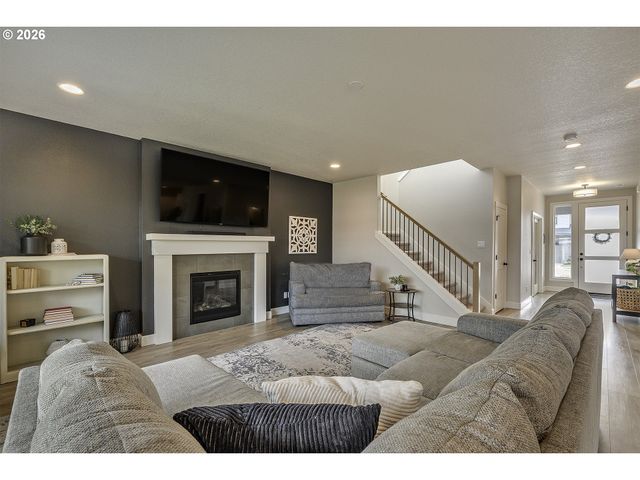 1004 Ne 17TH Ave, Canby, OR 97013