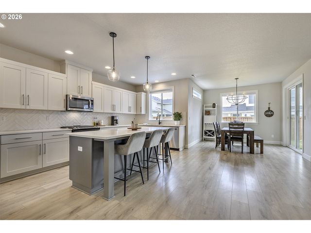 1004 Ne 17TH Ave, Canby, OR 97013