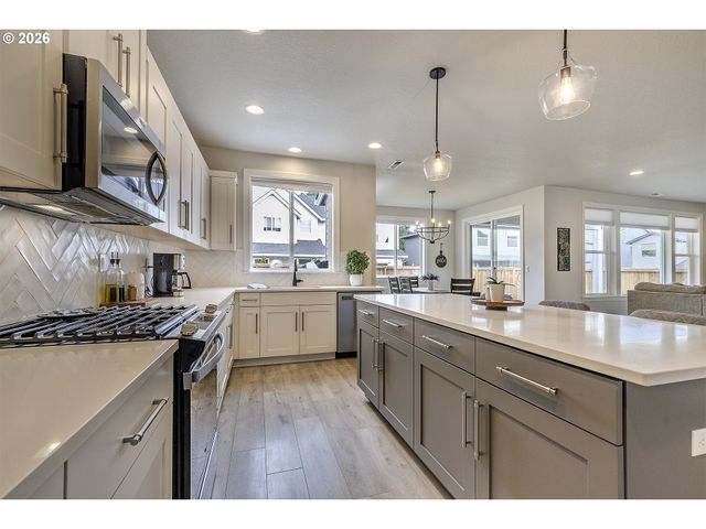 1004 Ne 17TH Ave, Canby, OR 97013