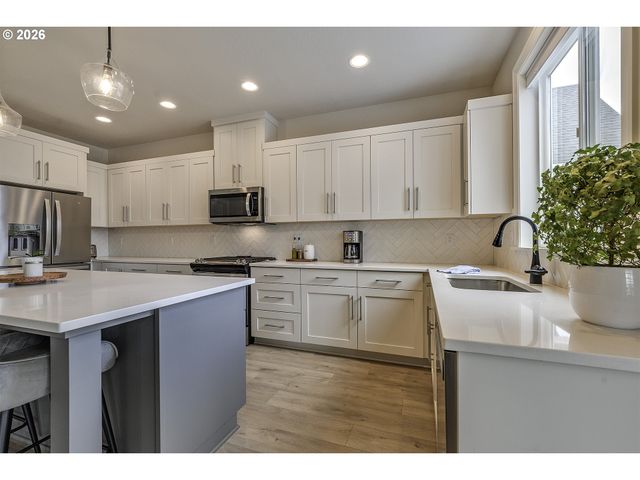 1004 Ne 17TH Ave, Canby, OR 97013