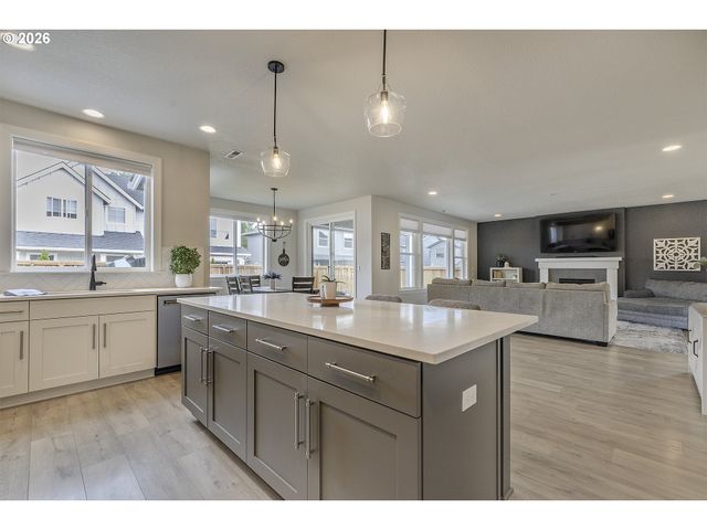 1004 Ne 17TH Ave, Canby, OR 97013