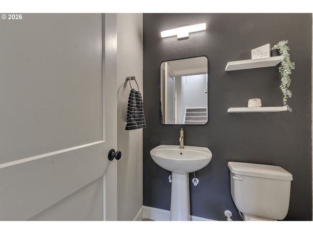 1004 Ne 17TH Ave, Canby, OR 97013