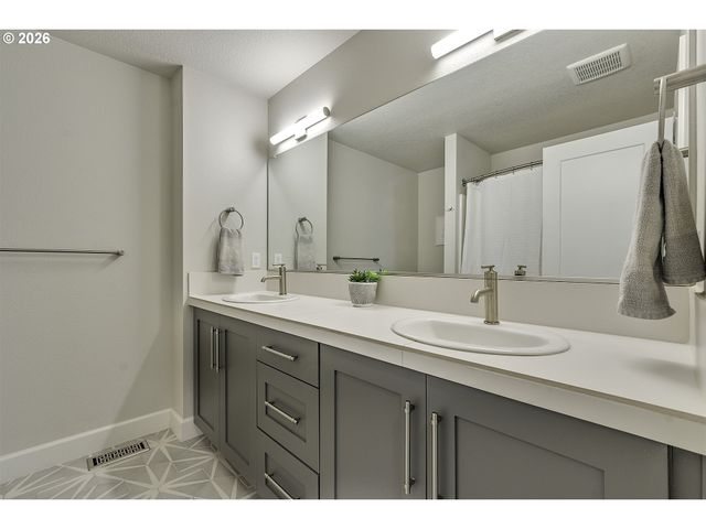 1004 Ne 17TH Ave, Canby, OR 97013