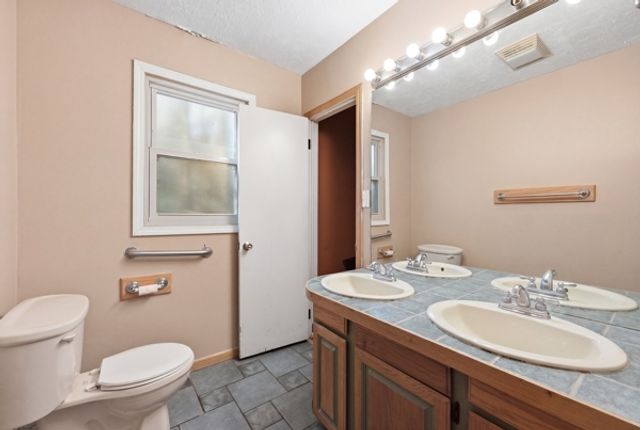 8045 NORTHWAY Drive, Hanover Park, IL 60133