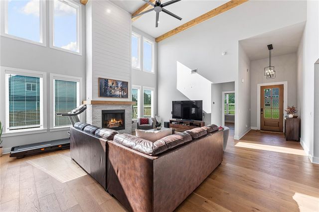 207 Jenna Lane, Gravette, AR 72736