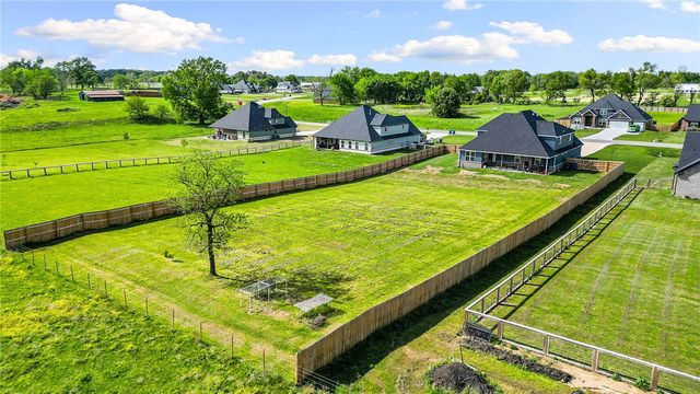 207 Jenna Lane, Gravette, AR 72736