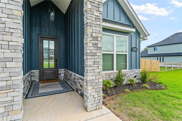 207 Jenna Lane, Gravette, AR 72736