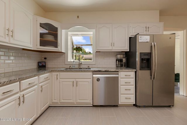 8800 Charing Cross Rd, Louisville, KY 40222