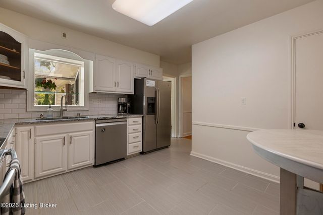 8800 Charing Cross Rd, Louisville, KY 40222
