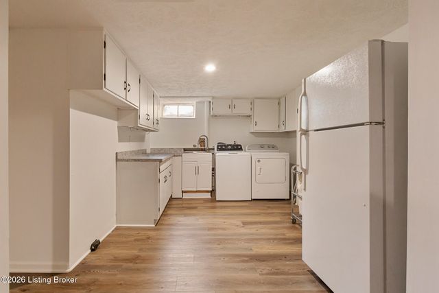 8800 Charing Cross Rd, Louisville, KY 40222