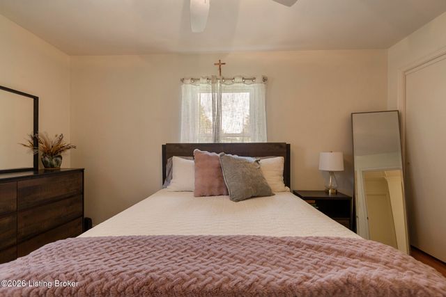 8800 Charing Cross Rd, Louisville, KY 40222