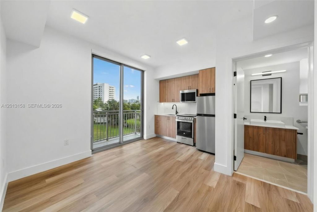 650 SW 1st St 306, Miami, FL 33130