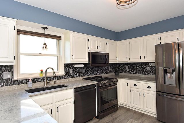 1232 Sunnyridge ROAD, Pewaukee, WI 53072