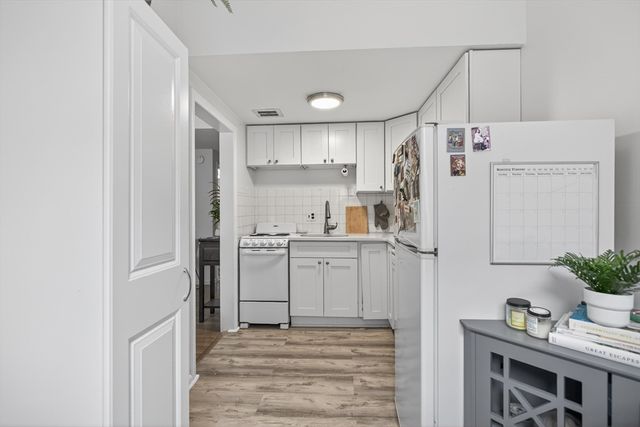 64 W Cedar St 5, Boston, MA 02114