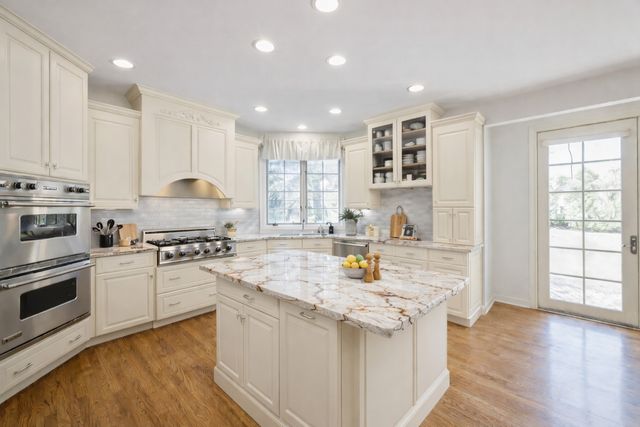 6100 Timber Ridge Court, Indian Head Park, IL 60525