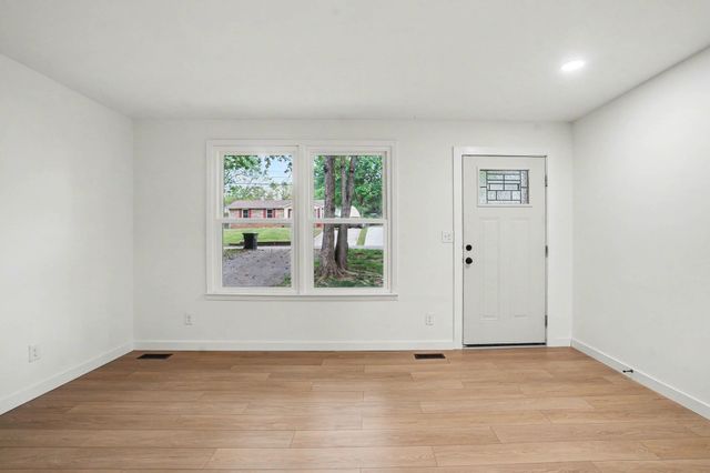 512 Aspen Dr, Clarksville, TN 37042