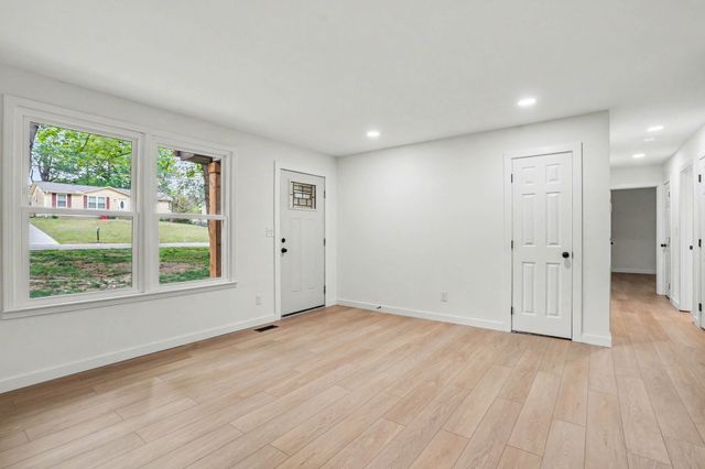 512 Aspen Dr, Clarksville, TN 37042